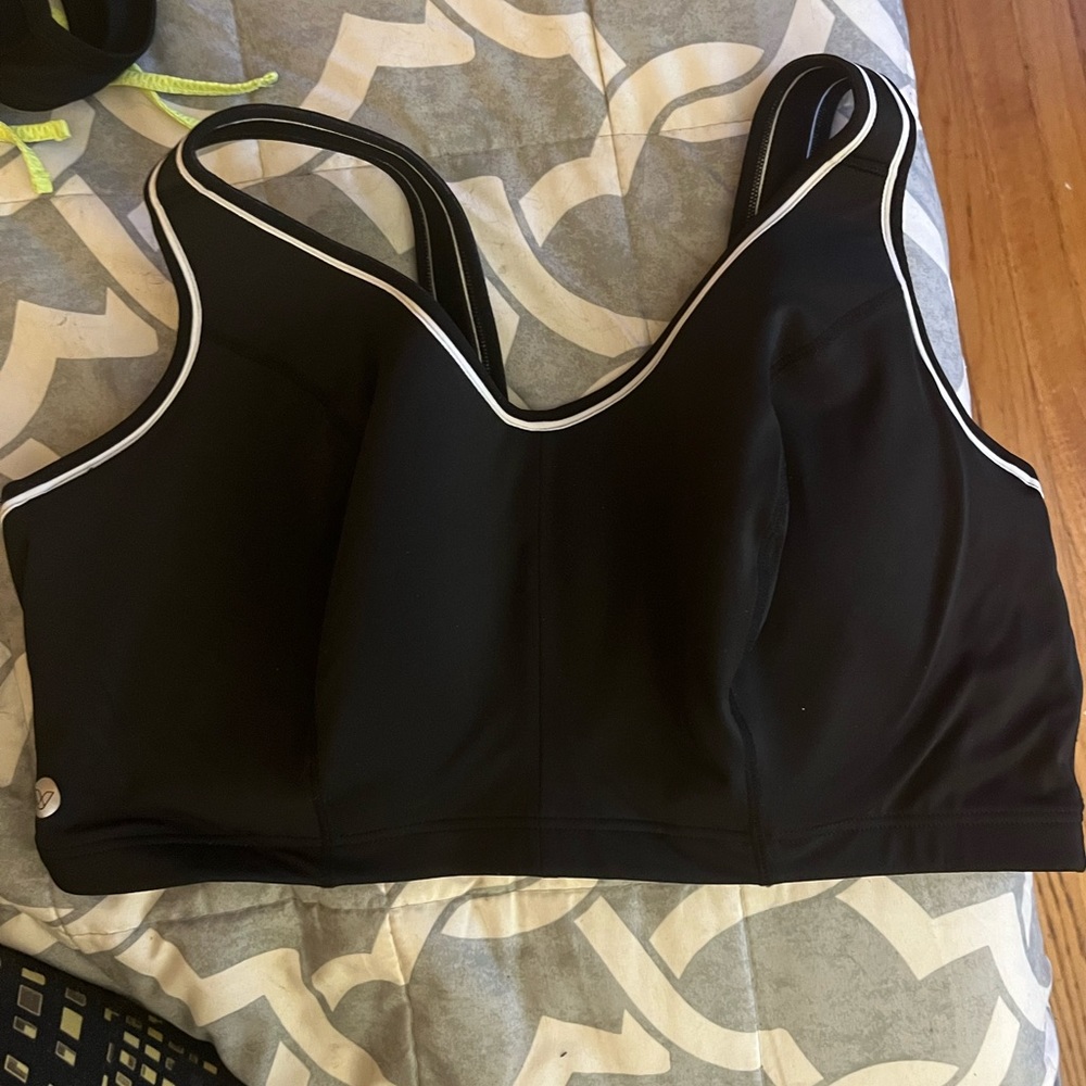 Underwire sports bra. Never worn. 44DD